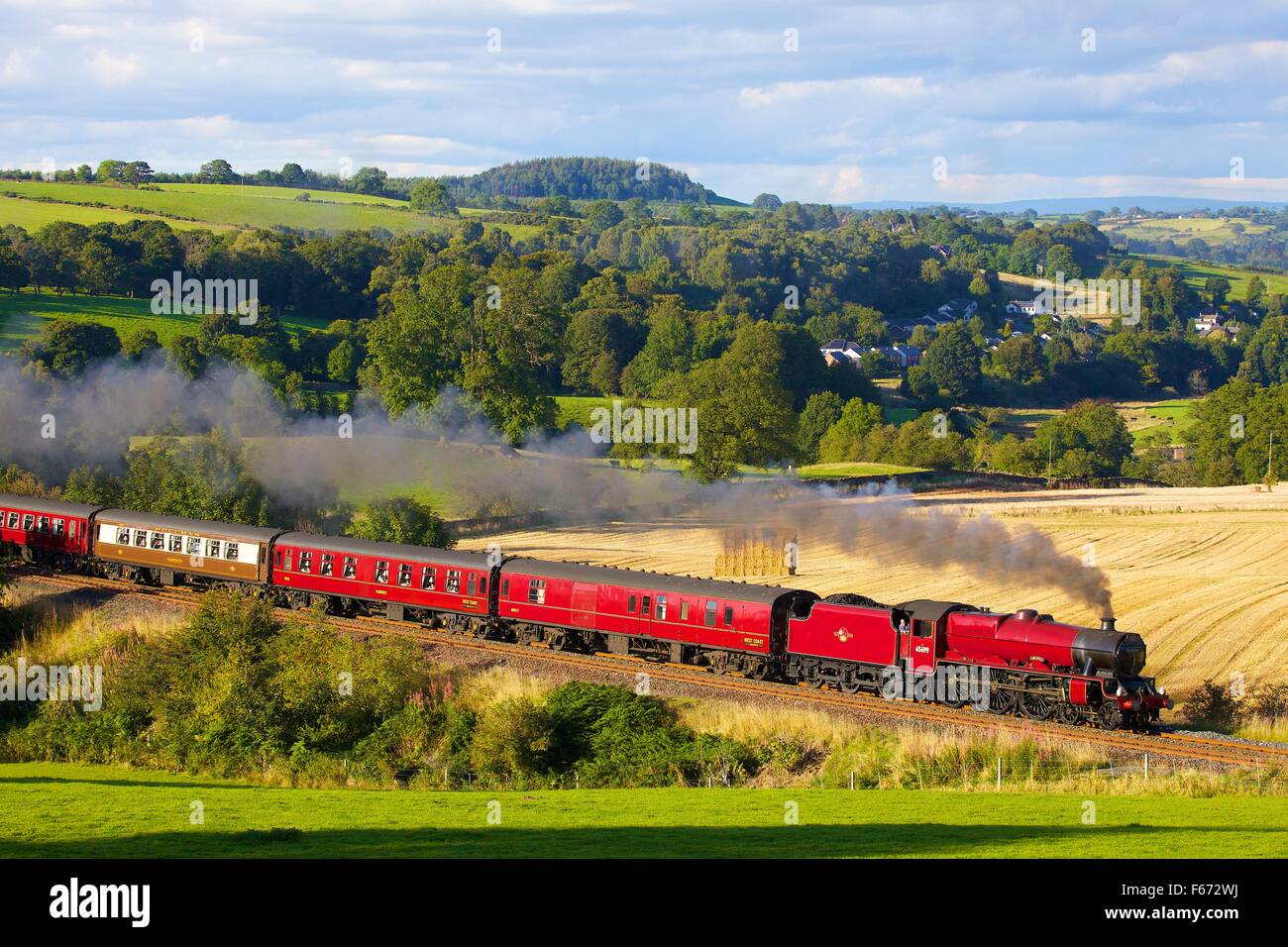 Locomotiva a vapore LMS Giubileo 45699 Classe Galatea vicino a basso legno Baron Farm, Armathwaite, accontentarsi di Carlisle linea ferroviaria, UK. Foto Stock