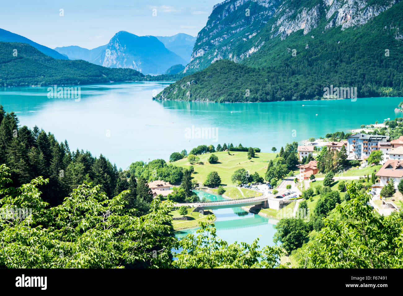 Il lago di Molveno, eletto più bel lago in Italia nel 2015 Foto Stock