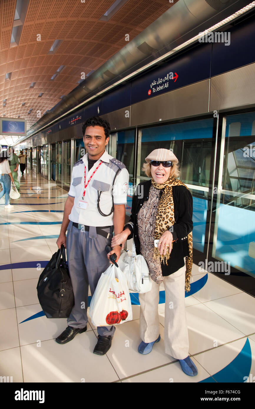 Stazione di uomo di sicurezza a Dubai la stazione della metropolitana assiste gli stati del pubblico Foto Stock