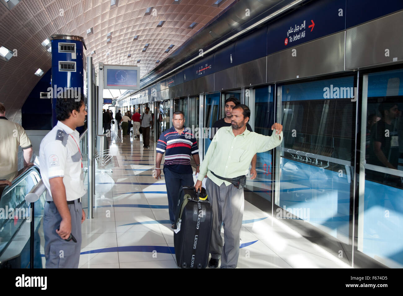 I passeggeri scendono un pullman sulla metropolitana di Dubai Foto Stock