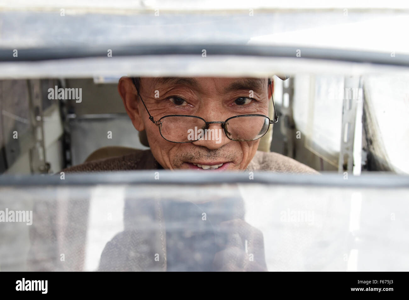 Hefei, cinese della provincia di Anhui. Xiii Nov, 2015. Zhan Jiansheng guidare la sua auto in casa in Daxing township di Hefei, Cina orientale della provincia di Anhui, nov. 13, 2015. Vecchie biciclette, usato divani, zanzariera sono tutte le risorse utili per il 62-anno-vecchio Zhang Jiansheng sua creazione in Hefei. Essendo un fan del modello rendendo, Zhang ha fatto più di 30 modelli di portaerei, cacciatorpediniere e navi pirata. Le due vetture appena fatta da Zhang sono alimentati da batterie con circa trenta chilometri intervallo Se completamente carica. © Du Yu/Xinhua/Alamy Live News Foto Stock