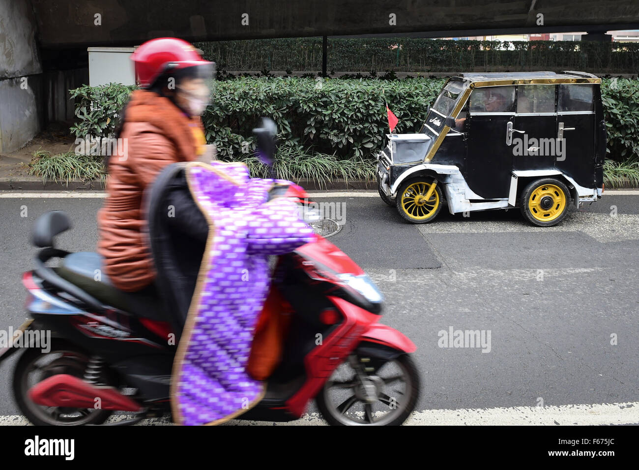 Hefei, cinese della provincia di Anhui. Xiii Nov, 2015. Zhan Jiansheng guidare la sua auto in casa in Daxing township di Hefei, Cina orientale della provincia di Anhui, nov. 13, 2015. Vecchie biciclette, usato divani, zanzariera sono tutte le risorse utili per il 62-anno-vecchio Zhang Jiansheng sua creazione in Hefei. Essendo un fan del modello rendendo, Zhang ha fatto più di 30 modelli di portaerei, cacciatorpediniere e navi pirata. Le due vetture appena fatta da Zhang sono alimentati da batterie con circa trenta chilometri intervallo Se completamente carica. © Du Yu/Xinhua/Alamy Live News Foto Stock