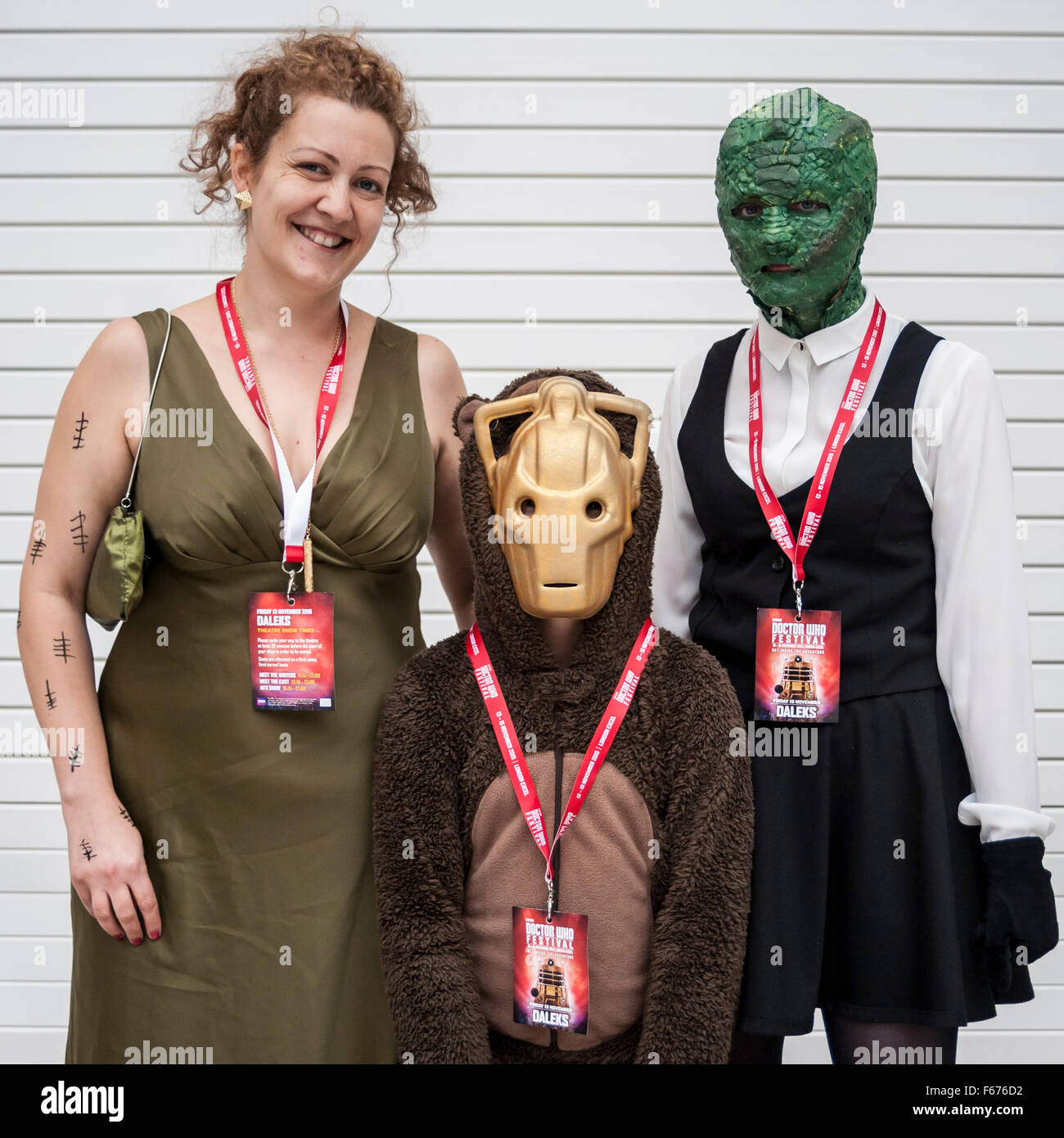 Londra, Regno Unito. Il 13 novembre 2015. Una famiglia vestita come (L a R) River Song, Cyber cane e Madame Vestra sono tra i tifosi si riuniscono presso il centro Excel per l'apertura dei tre giorni di medico che Festival. La manifestazione è una celebrazione di tutte le cose medico che - da costumi, dietro le quinte, mostri e più. Credito: Stephen Chung / Alamy Live News Foto Stock