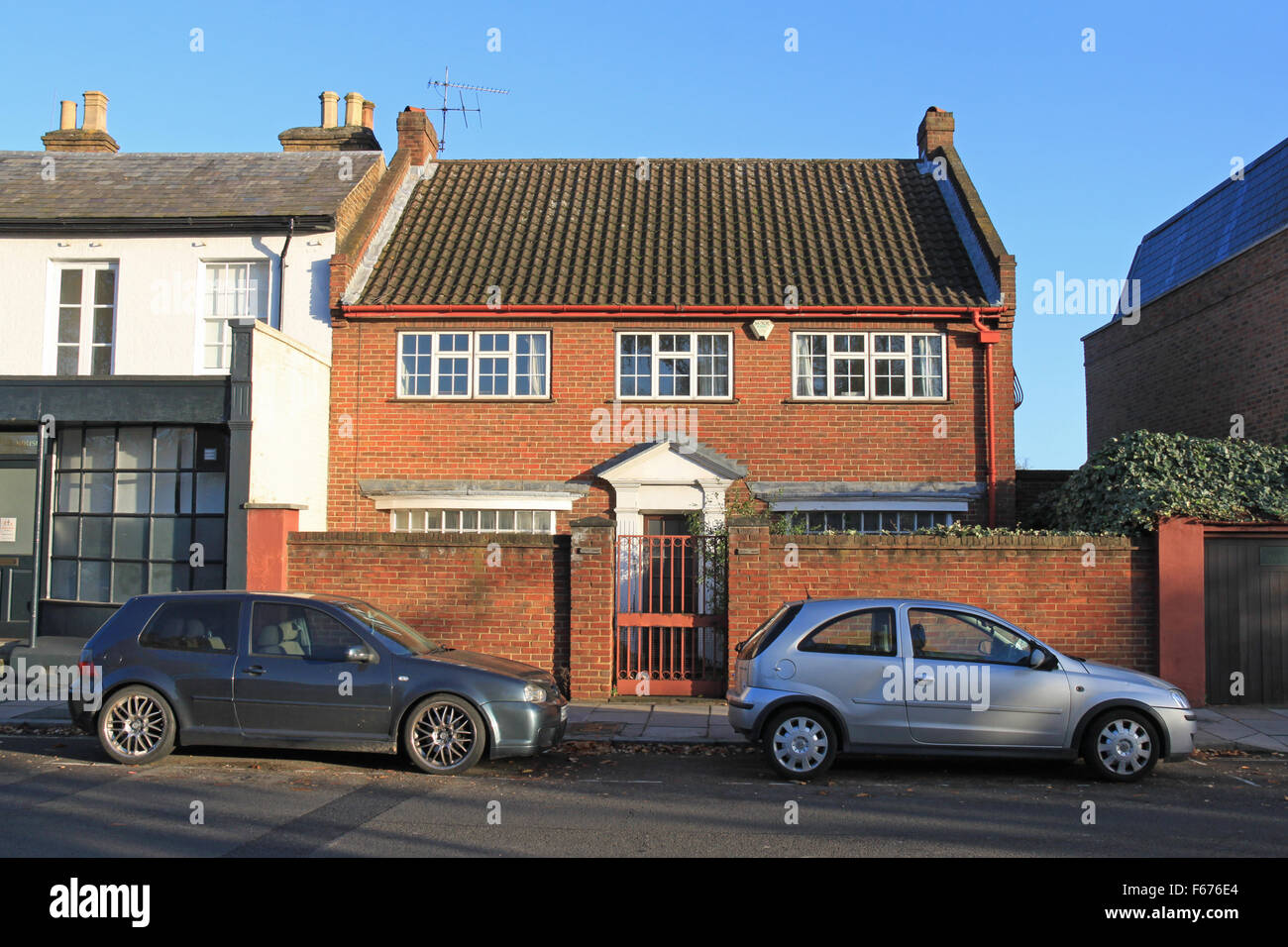 Tiltyard Cottage, Hampton Court, Londra, Regno Unito. Ex casa e parte della station wagon di Dorothy Whelen, morto nel 2012. La sua volontà è contestata dalla sua vita lunga amico di nostro figlio, Alan Turner, la High Court di Londra. Egli sta sfidando un lascito di £ 1.6million suddivisa tra quattro istituti di beneficenza, Borse Marie Curie di ospitalità per la cura del cancro, RNIB, Azione sulla perdita di udito e l'Istituto di ricerca sul cancro. Egli sostiene che Dorothy Whelen lasciò in eredità la proprietà di sua madre Hazel Turner. Il caso continua. © Ian bottiglia/Alamy News Foto Stock