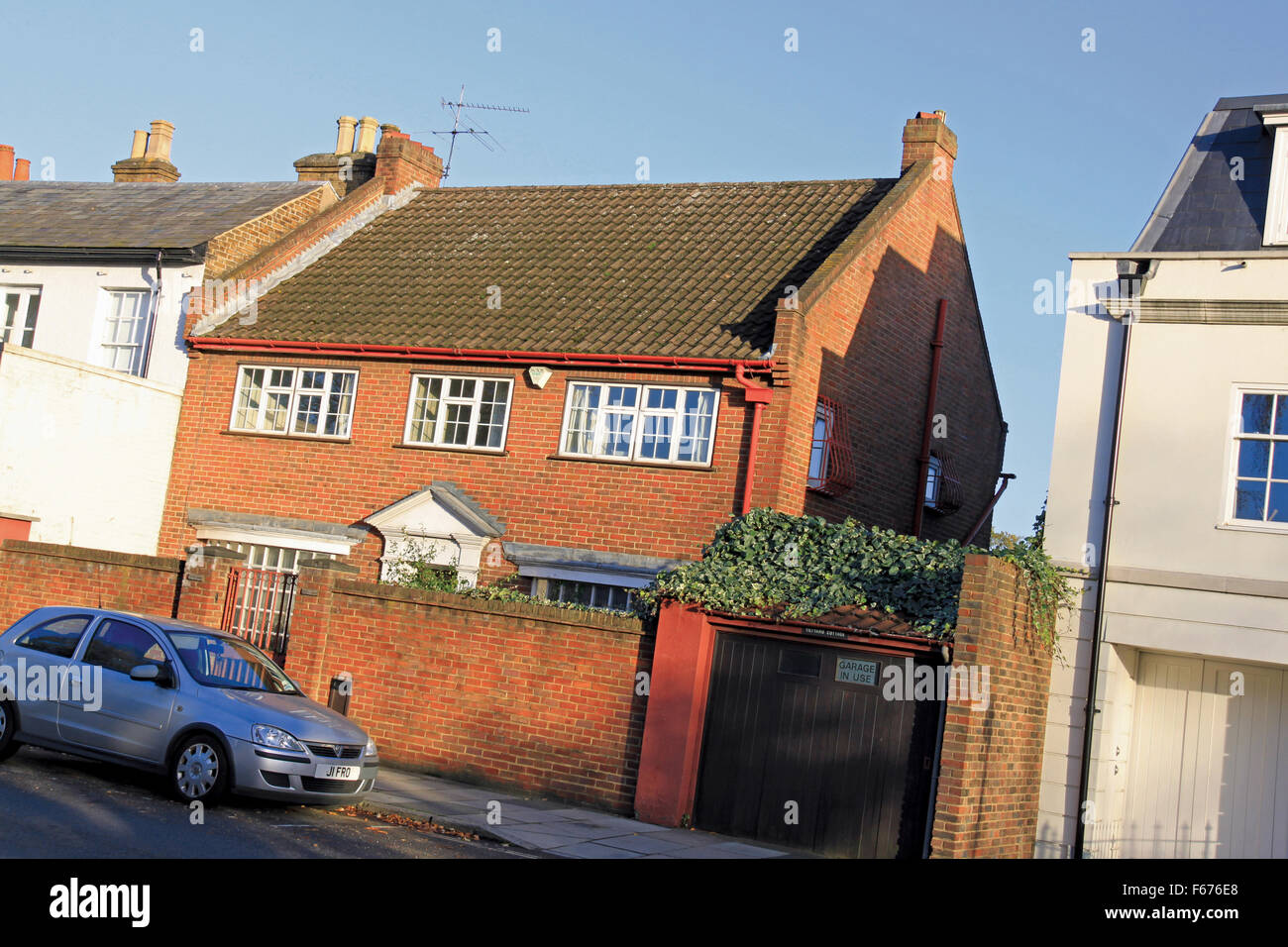 Tiltyard Cottage, Hampton Court, Londra, Regno Unito. Ex casa e parte della station wagon di Dorothy Whelen, morto nel 2012. La sua volontà è contestata dalla sua vita lunga amico di nostro figlio, Alan Turner, la High Court di Londra. Egli sta sfidando un lascito di £ 1.6million suddivisa tra quattro istituti di beneficenza, Borse Marie Curie di ospitalità per la cura del cancro, RNIB, Azione sulla perdita di udito e l'Istituto di ricerca sul cancro. Egli sostiene che Dorothy Whelen lasciò in eredità la proprietà di sua madre Hazel Turner. Il caso continua. © Ian bottiglia/Alamy News Foto Stock