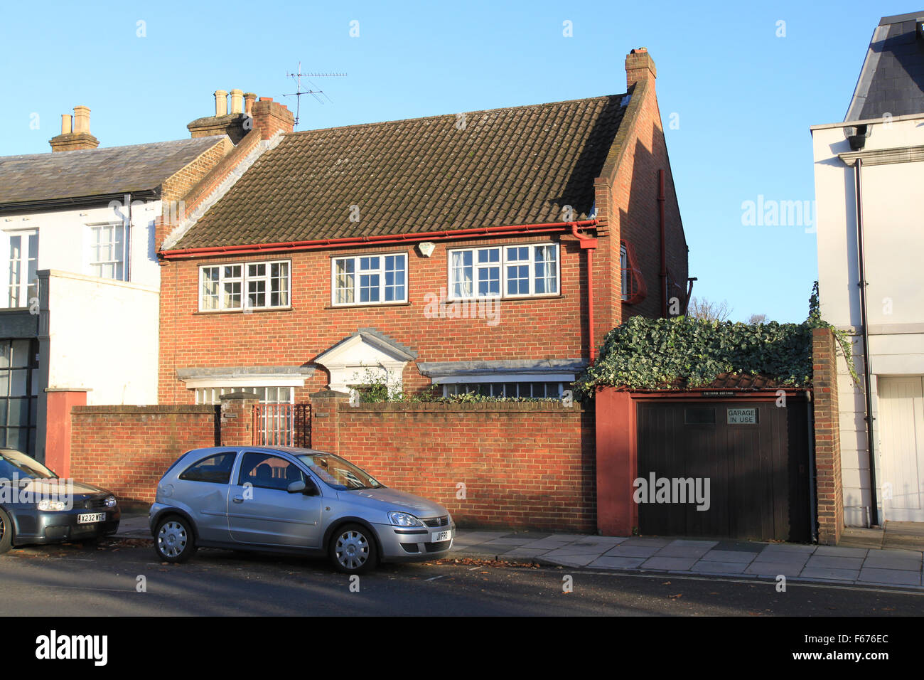 Tiltyard Cottage, Hampton Court, Londra, Regno Unito. Ex casa e parte della station wagon di Dorothy Whelen, morto nel 2012. La sua volontà è contestata dalla sua vita lunga amico di nostro figlio, Alan Turner, la High Court di Londra. Egli sta sfidando un lascito di £ 1.6million suddivisa tra quattro istituti di beneficenza, Borse Marie Curie di ospitalità per la cura del cancro, RNIB, Azione sulla perdita di udito e l'Istituto di ricerca sul cancro. Egli sostiene che Dorothy Whelen lasciò in eredità la proprietà di sua madre Hazel Turner. Il caso continua. © Ian bottiglia/Alamy News Foto Stock