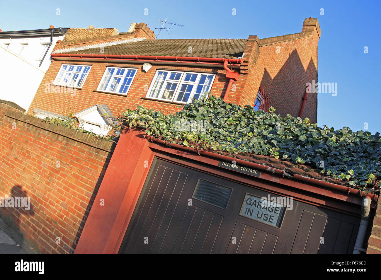 Tiltyard Cottage, Hampton Court, Londra, Regno Unito. Ex casa e parte della station wagon di Dorothy Whelen, morto nel 2012. La sua volontà è contestata dalla sua vita lunga amico di nostro figlio, Alan Turner, la High Court di Londra. Egli sta sfidando un lascito di £ 1.6million suddivisa tra quattro istituti di beneficenza, Borse Marie Curie di ospitalità per la cura del cancro, RNIB, Azione sulla perdita di udito e l'Istituto di ricerca sul cancro. Egli sostiene che Dorothy Whelen lasciò in eredità la proprietà di sua madre Hazel Turner. Il caso continua. © Ian bottiglia/Alamy News Foto Stock