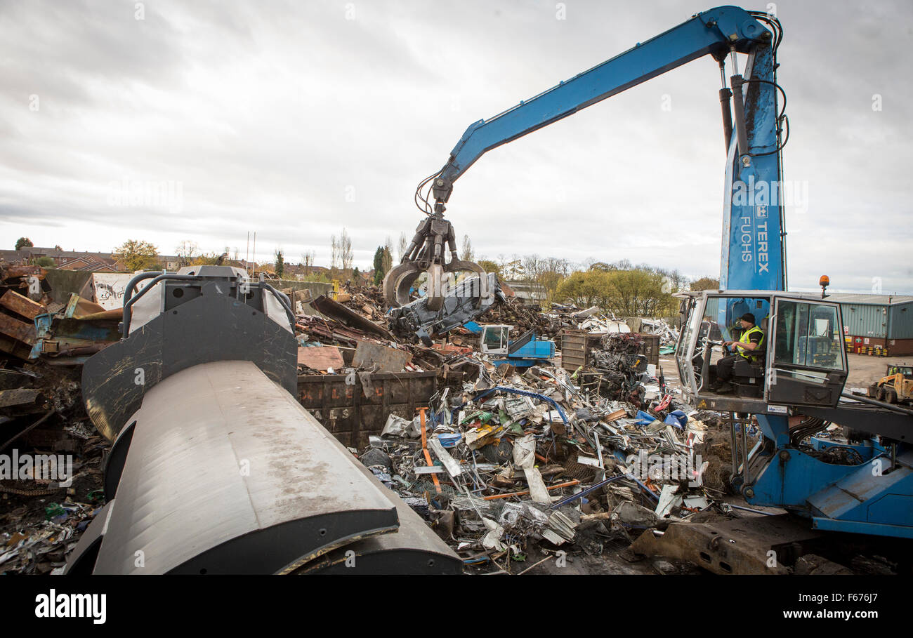 Un auto riciclaggio di rottami cantiere Foto Stock