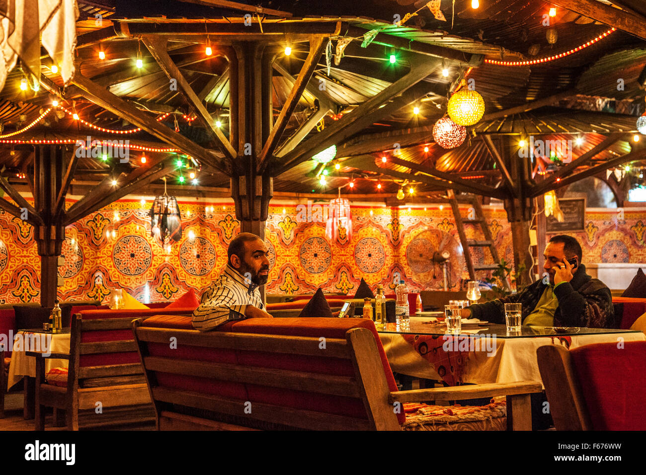Interno di un tipico ristorante Waterside a Dahab, Egitto. Foto Stock