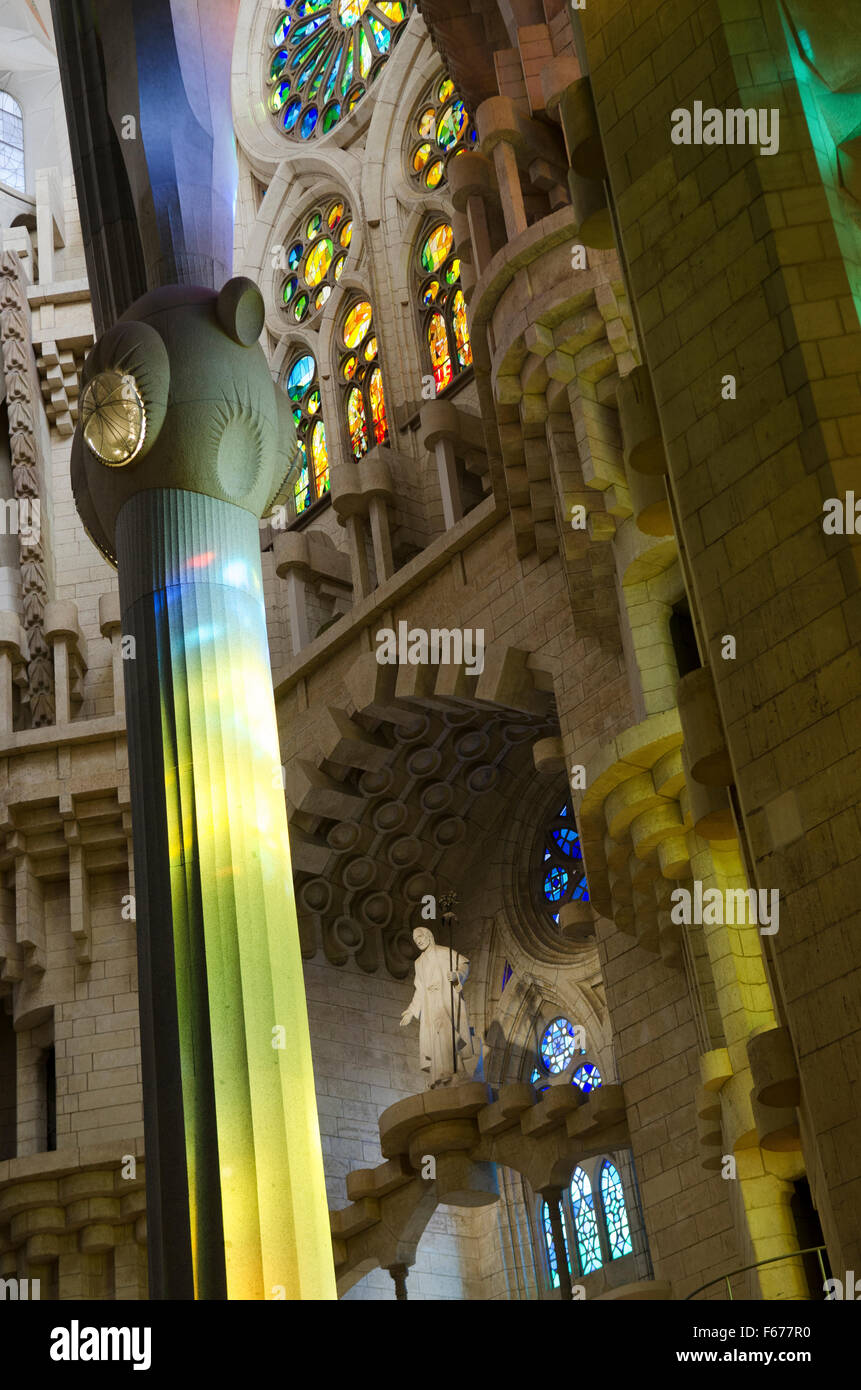 La sagrada familia di Antoni Gaudi interno vetrata luce Foto Stock