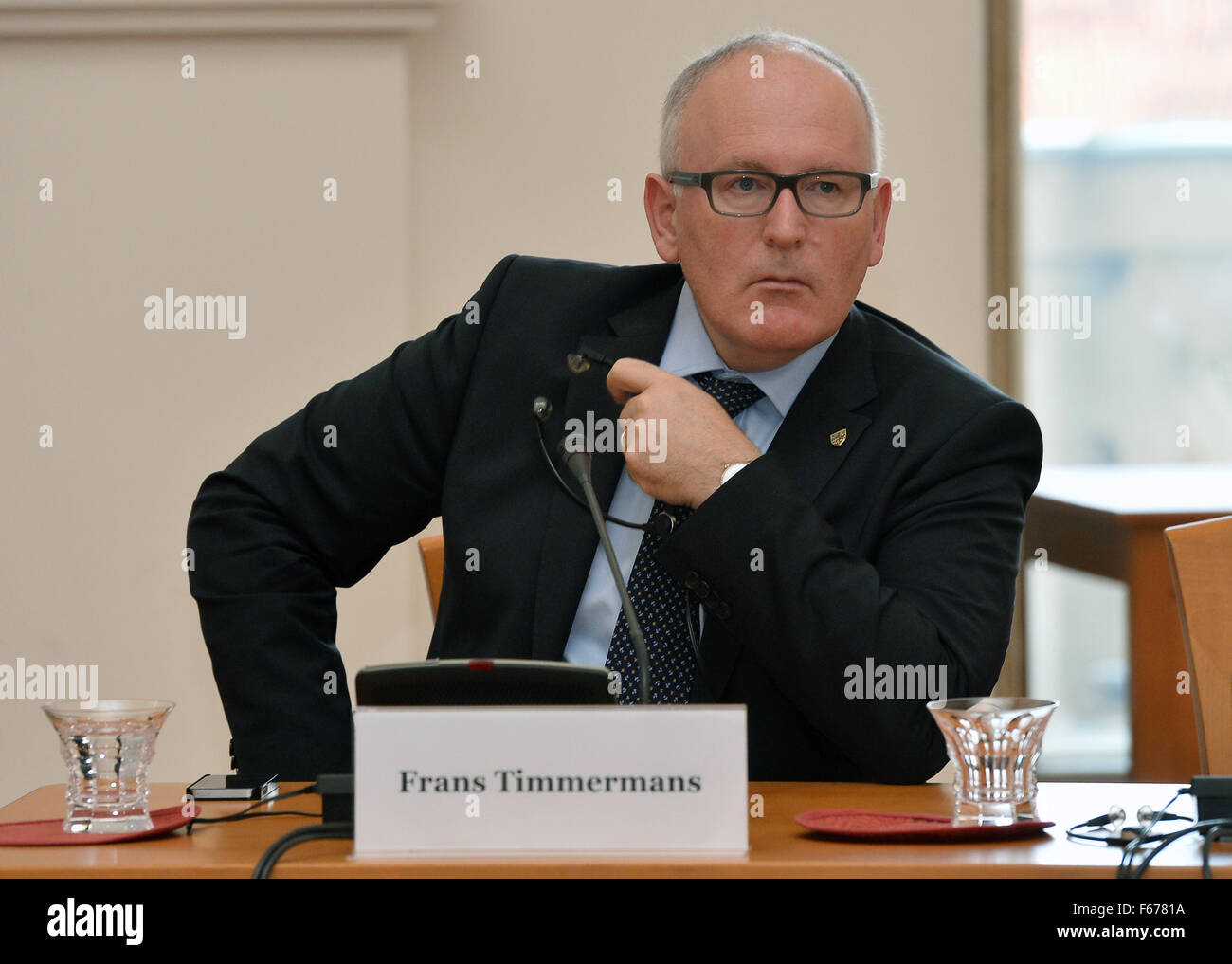 Commissione europea (CE) Vice Presidente Frans Timmermans parla di supporto entro la riunione dei ministri degli esteri dei paesi del gruppo di Visegrad e i paesi dei Balcani occidentali, a Praga Repubblica Ceca, Venerdì 13 Novembre, 2015. (CTK foto/Katerina Sulova) Foto Stock