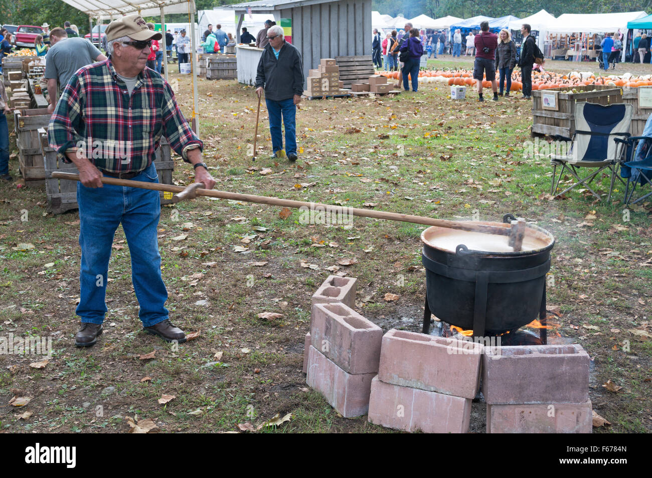 L'uomo simmering mele a fare di apple il burro al Graves Mountain Apple Harvest Festival, Virginia, Stati Uniti d'America Foto Stock