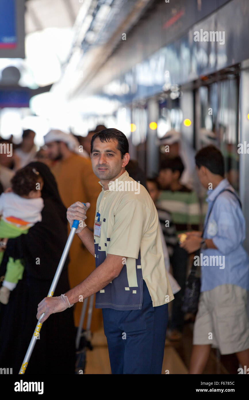 Dubai Metro di pulizia personale. Foto Stock