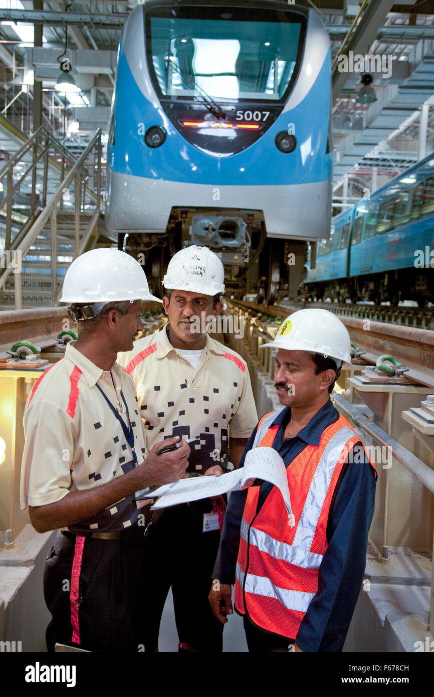 Gli ingegneri che lavorano sotto il tubo treno nella metropolitana di Dubai Foto Stock