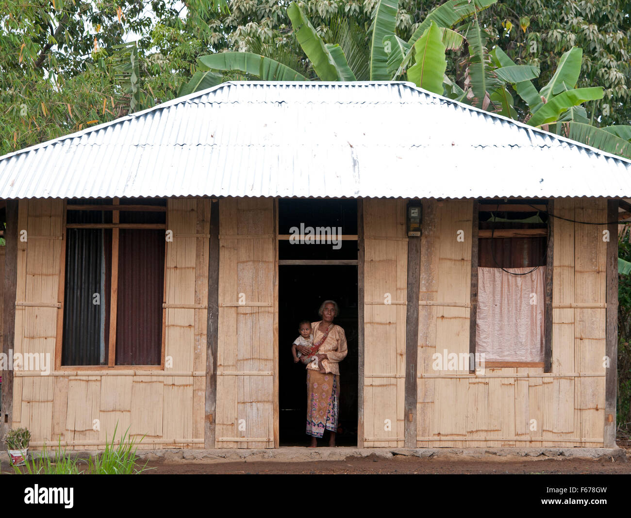 Questa donna è un abitante del Wagomenge villaggio tradizionale. La gente la vita qui senza alcun lusso. Foto Stock