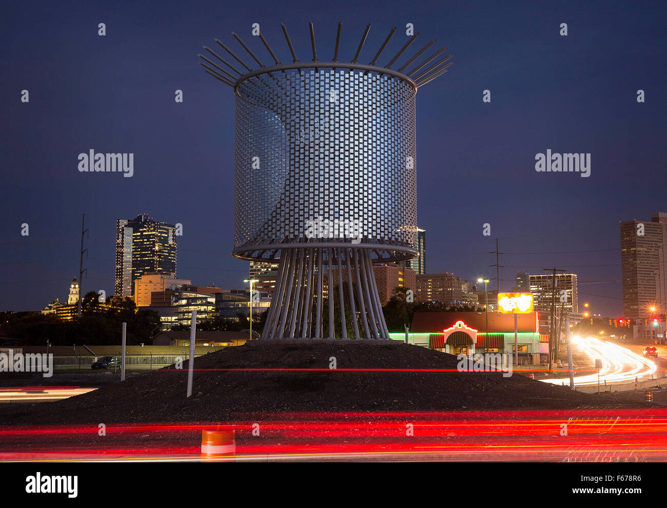 Fort Worth, Texas, Stati Uniti d'America. Xii Nov, 2015. 11/12/2015. La scultura intitolata ''rotonda del vento " da Ned Kahn è il nucleo di sculture di una nuova rotonda a Henderson Street e insediamento bianco Rd. in Ft. Vale la pena, Tx. © Ralph Lauer/ZUMA filo/Alamy Live News Foto Stock