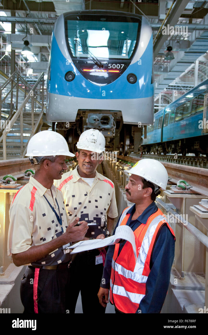 Gli ingegneri che lavorano sotto il tubo treno nella metropolitana di Dubai Foto Stock