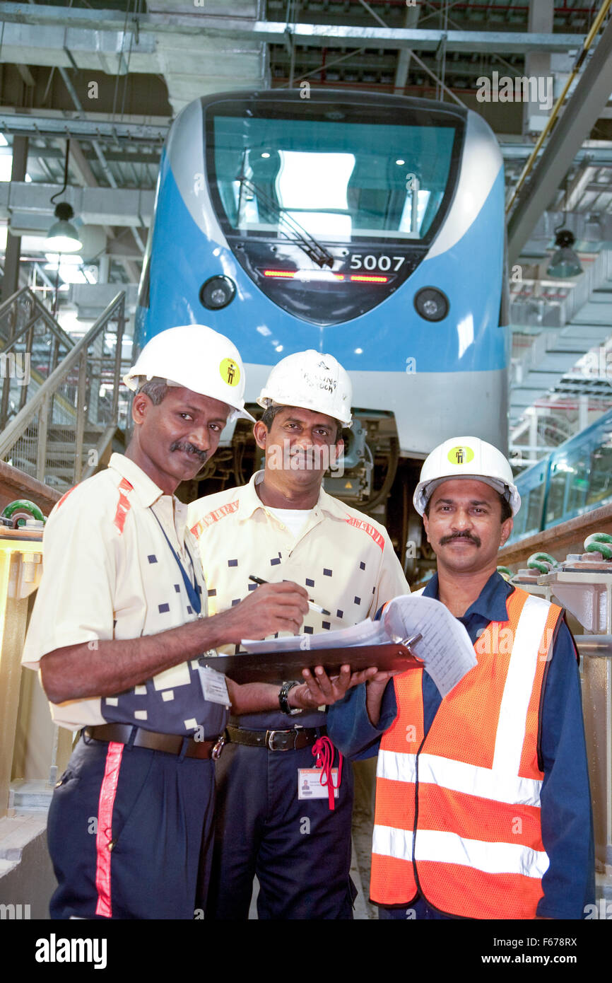 Gli ingegneri che lavorano sotto il tubo treno nella metropolitana di Dubai Foto Stock