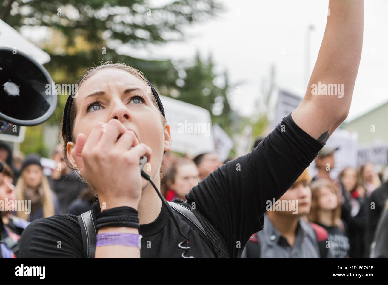 Seattle, Stati Uniti d'America. 2nd.Ottobre,2015. Attivisti per i diritti degli animali si raccoglie al di fuori dell università di Washington Medical Lab. Maria S./Alamy Foto Stock