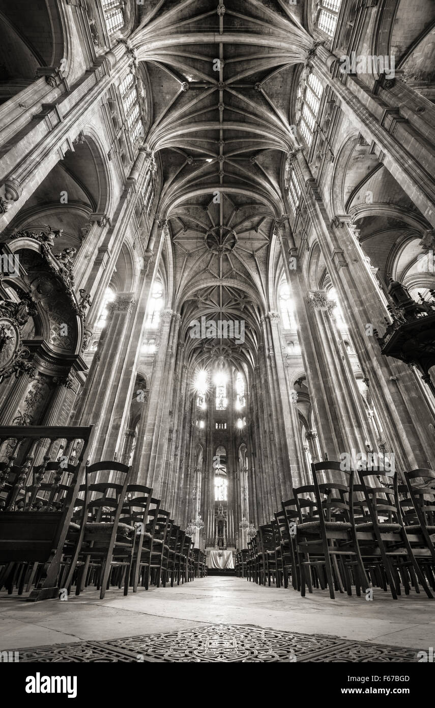 Con navata gotica francese archi a volta, chiesa di Saint Eustache nel 1 ° arrondissement, Les Halles, 75001, Paris, Francia Foto Stock