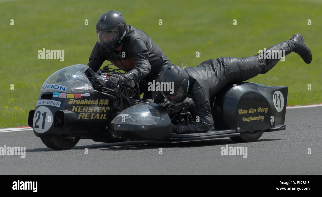 Contraccolpo. Poise e equilibrio mostrato da motociclo sidecar racers ad Oulton Park Foto Stock