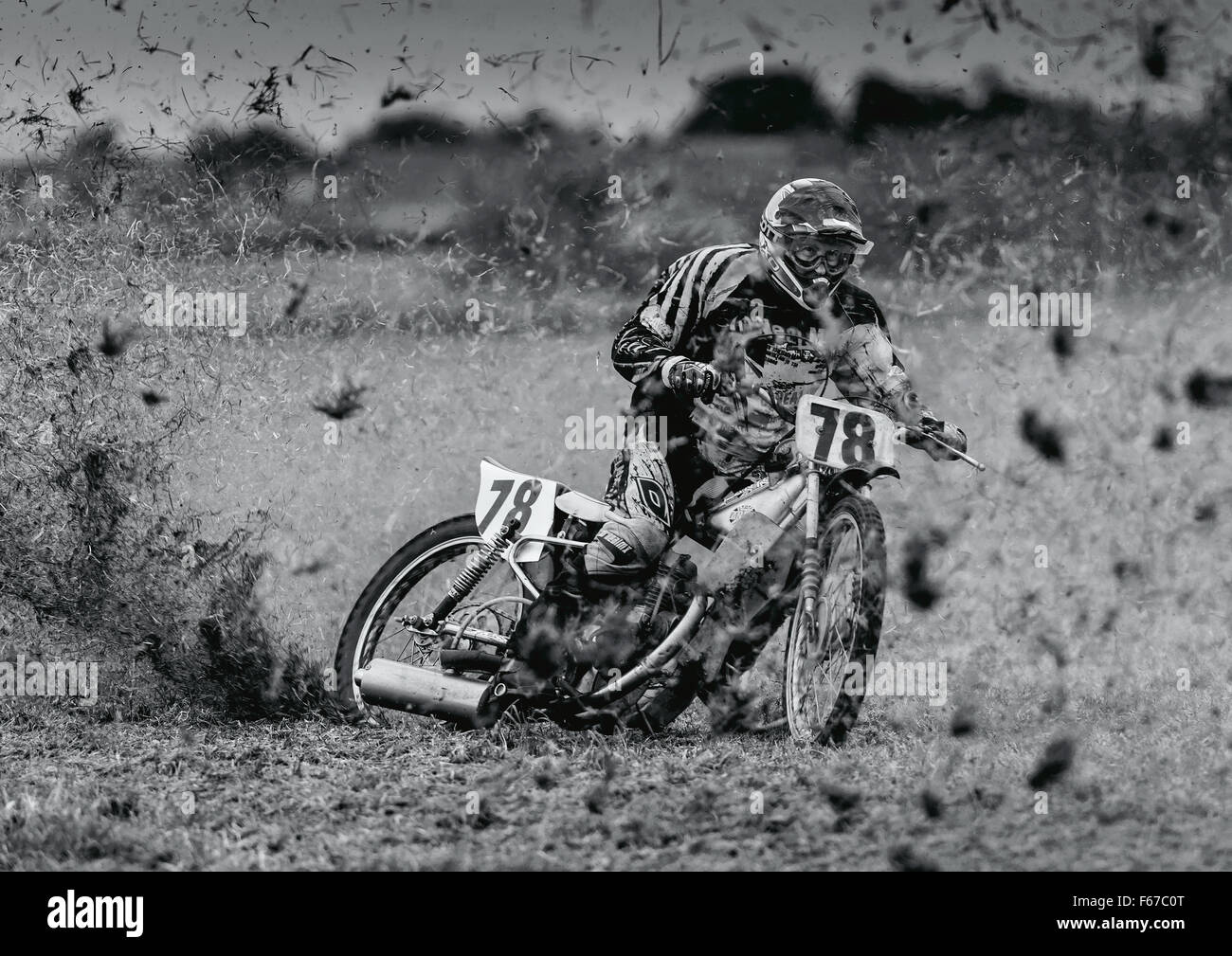 Un determinato grasstrack racer calci l'erba Foto Stock