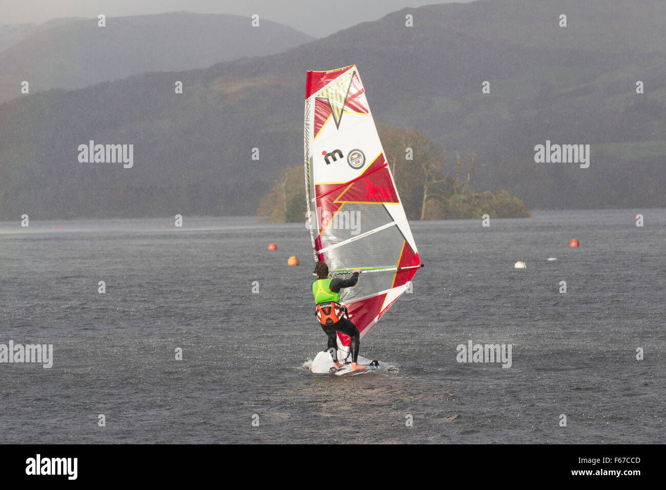 Lago di Windermere Cumbria 13 novembre 2015 UK Meteo . Abigail porta la tempesta di grandine e gusty condizioni per il windsurf Credito: Gordon Shoosmith/Alamy Live News Foto Stock