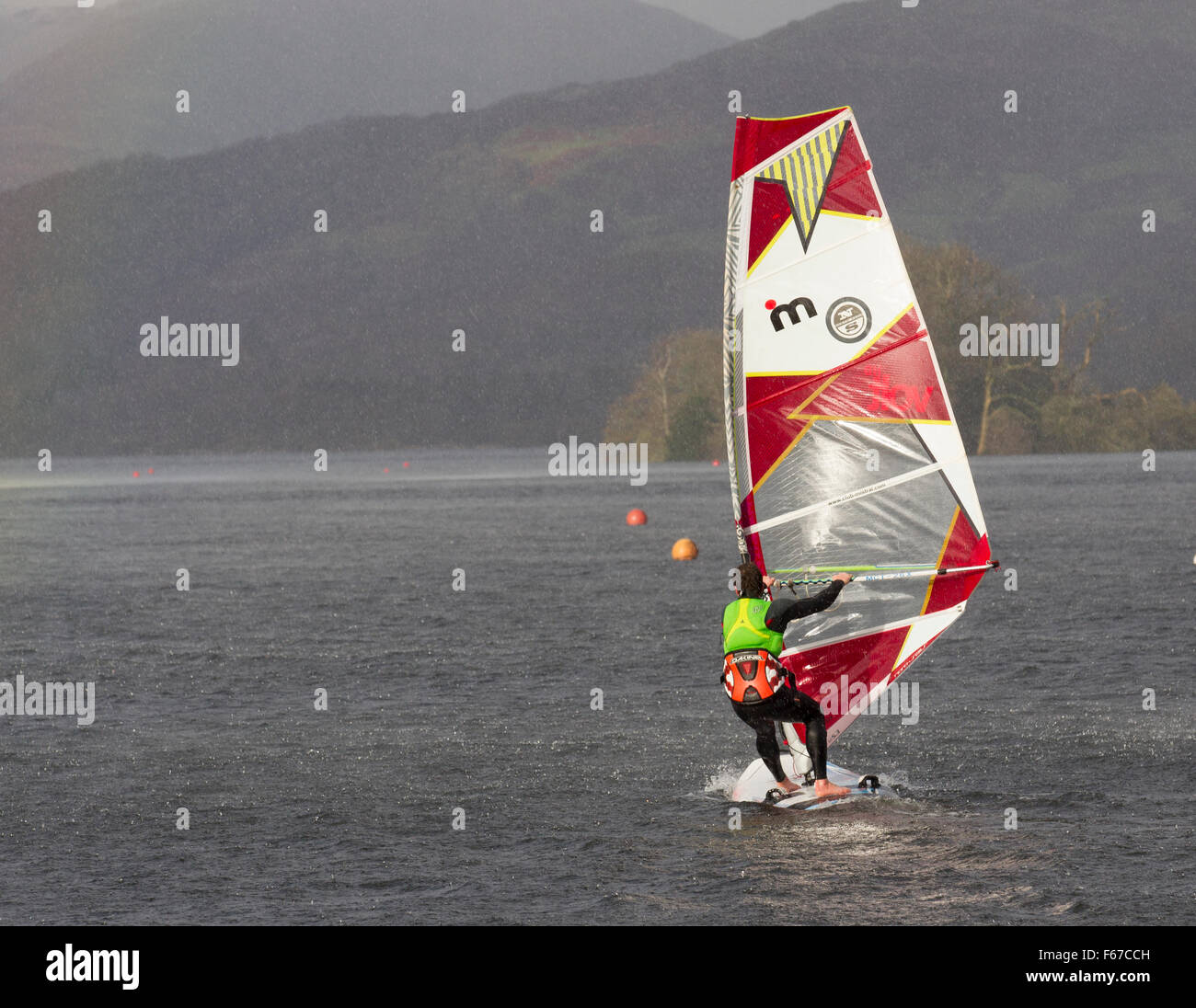 Lago di Windermere Cumbria 13 novembre 2015 UK Meteo . Abigail porta la tempesta di grandine e gusty condizioni per il windsurf Credito: Gordon Shoosmith/Alamy Live News Foto Stock