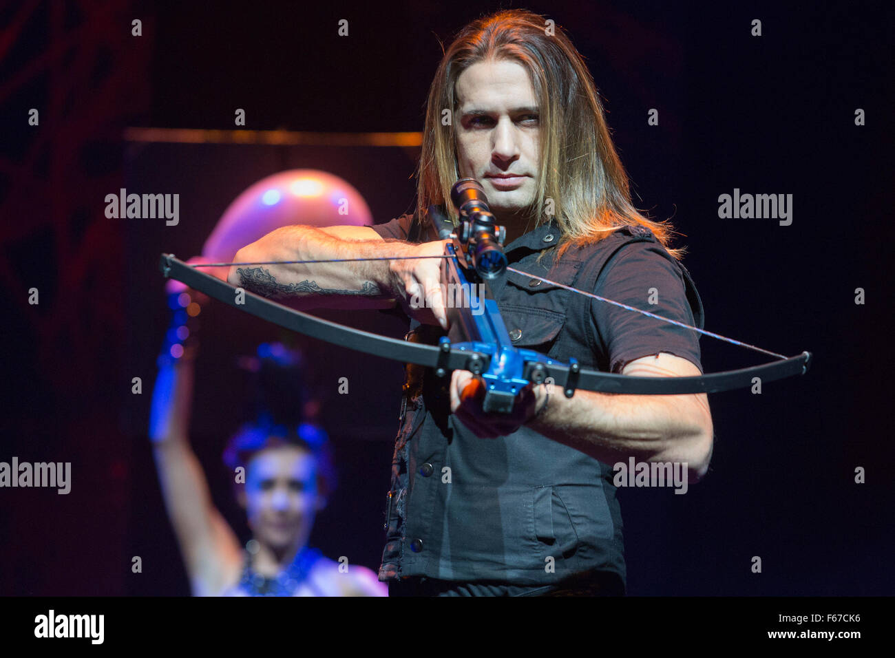 Londra, Regno Unito. Il 13 novembre 2015. Nella foto: il guerriero, Ben Blaque, crossbow act. Photocall per il prestigio - testimonianza l'impossibile a Shaftesbury Theatre, Londra. Il mondo best-seller magic show, che ha venduto in 71 città in 17 paesi giunge al West End di Londra per la prima volta. Con Jamie Raven (Il Mago), Andrew Basso (l'Escapologist), Kevin James (l'Inventore), Colin Cloud (l'Deductionist), Ben Blaque (il Guerriero), Den Den (il manipolatore) e David Williamson (l'Trickster). La riproduzione dal 14 novembre 2015 al 3 gennaio 2016. Credito: bas/Alamy Live Foto Stock