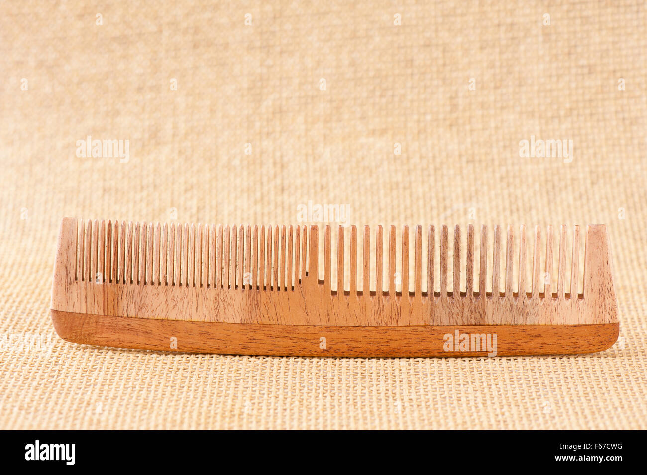 Neem naturale legno Pettine per capelli, danneggiando le schegge sulle superfici interne dei denti, non lucidato i denti correttamente sul pettine di erbe fatta... Foto Stock