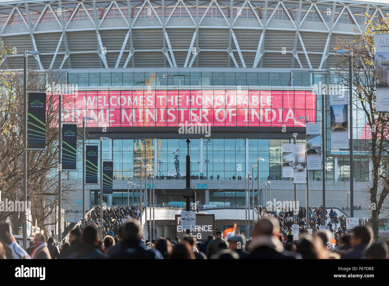 Londra, Regno Unito. Il 13 novembre 2015. Segni di benvenuto come overhead oltre 55.000 Indiani britannico arriva allo Stadio di Wembley a partecipare a un evento in onore del Primo Ministro indiano Shri Narendra modi. L'evento è programmato per avere live performance sul palco, un discorso del signor Modi seguita da uno spettacolo di fuochi d'artificio. Credito: Stephen Chung / Alamy Live News Foto Stock