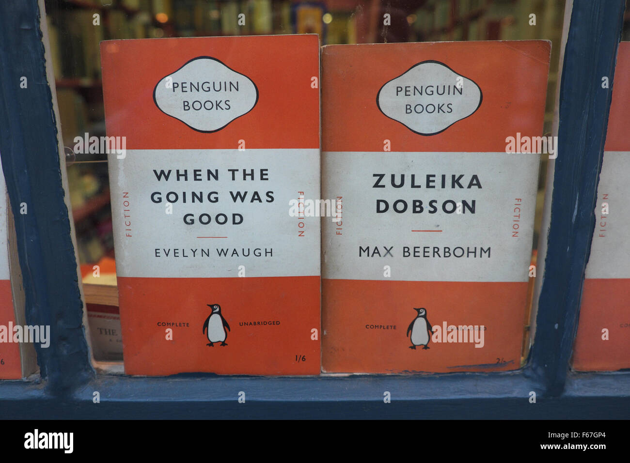 Hay on Wye, POWYS, GALLES - di seconda mano librerie con romanzi da Evelyn Waugh e Max Beerbohm nella vetrina del negozio Foto Stock