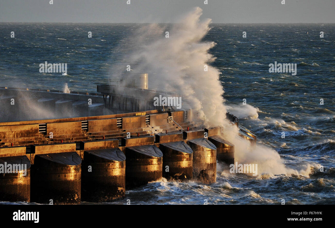 Brighton, Regno Unito. 13 Novembre, 2015. Onde gigantesche crash al di sopra del ramo occidentale del Brighton Marina nel tardo pomeriggio di sole come venti forti continuano a pastella la costa della Gran Bretagna presso l'estremità di coda di tempesta Abigail con uragano Kate dovrebbe seguire per i prossimi dieci giorni di credito: Simon Dack/Alamy Live News Foto Stock