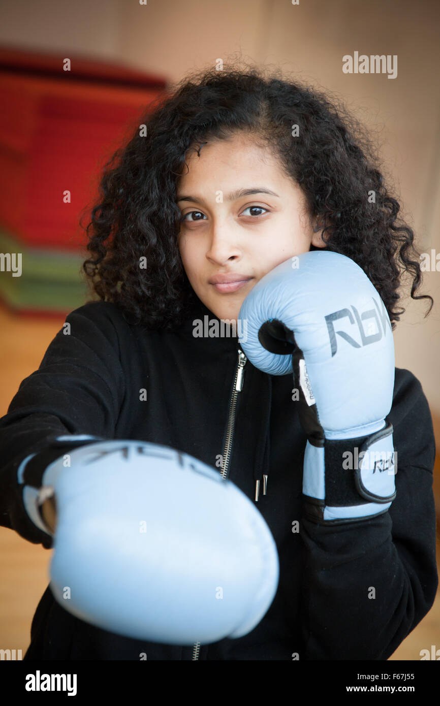 Razza mista teenage boxer femmina Foto Stock