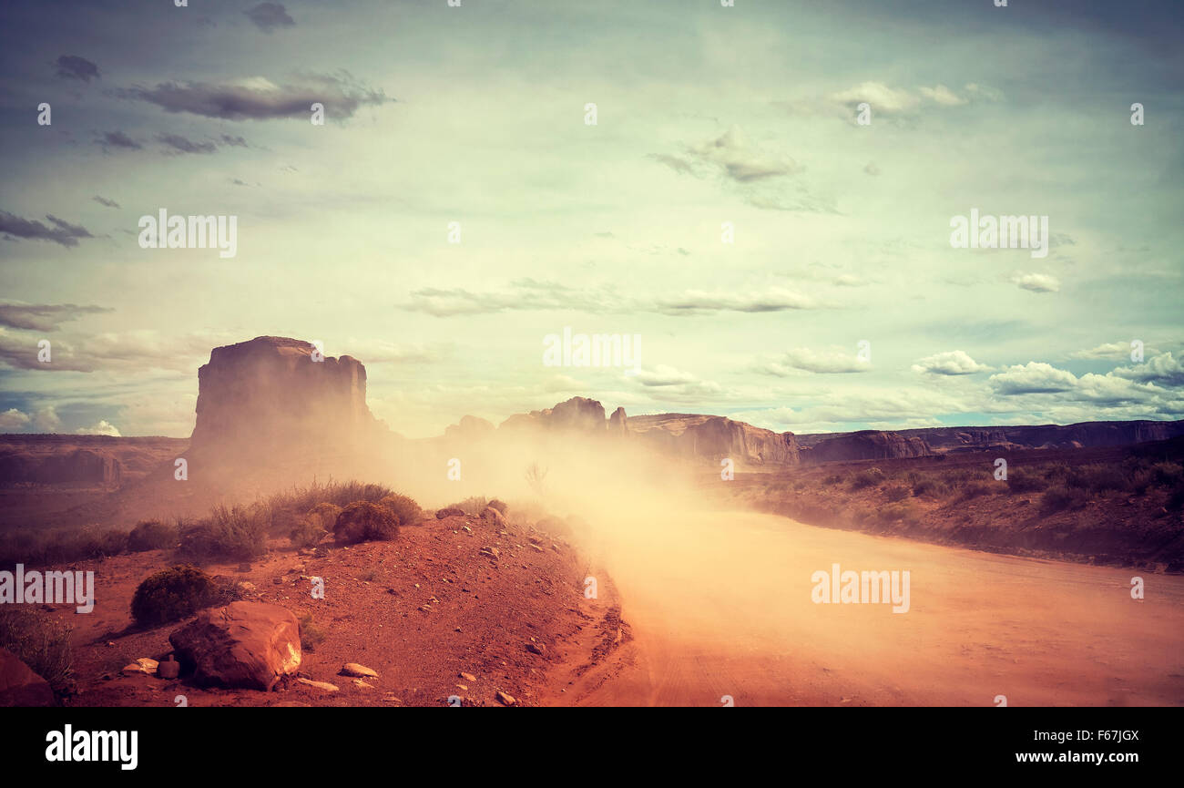 Vintage tonica tempesta di sabbia su Monument Valley, Utah, Stati Uniti d'America. Foto Stock