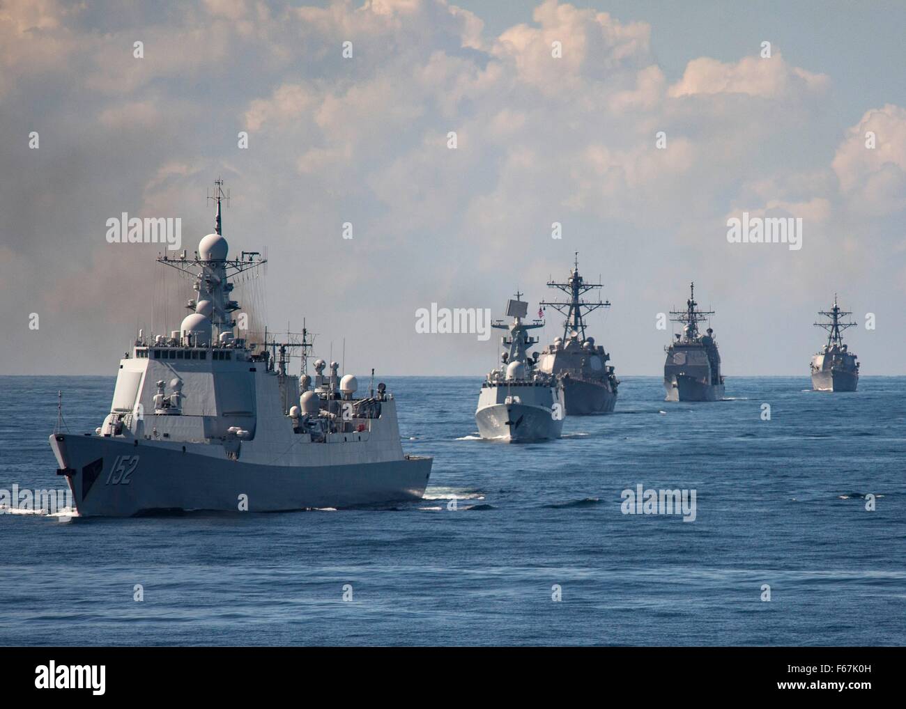 La marina militare cinese Luyang II-class missile destroyer Jinan, a sinistra conduce una formazione con il Jiangkai-class frigate Yiyang, U.S. Navy Arleigh Burke-class missile destroyer USS Mason, centro, Ticonderoga-class missile cruiser USS Monterey e la Arleigh Burke-class missile destroyer USS Stout durante esercitazioni congiunte Novembre 7, 2015 nell'Oceano Atlantico. Foto Stock