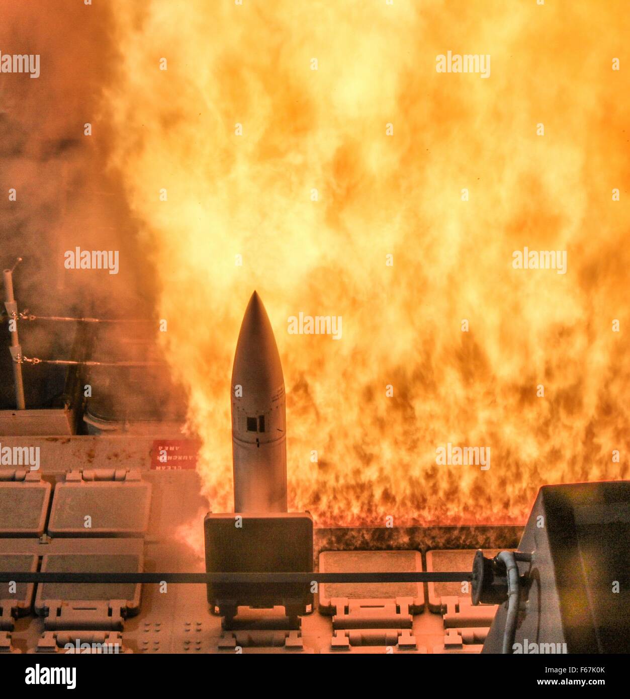 Gli Stati Uniti Navy Arleigh Burke-class guidato-missile destroyer USS William Lawrence lancia un missile Standard 2 dal ponte di prua durante un esercizio di missile 10 novembre 2012 nell'Oceano Pacifico. Foto Stock