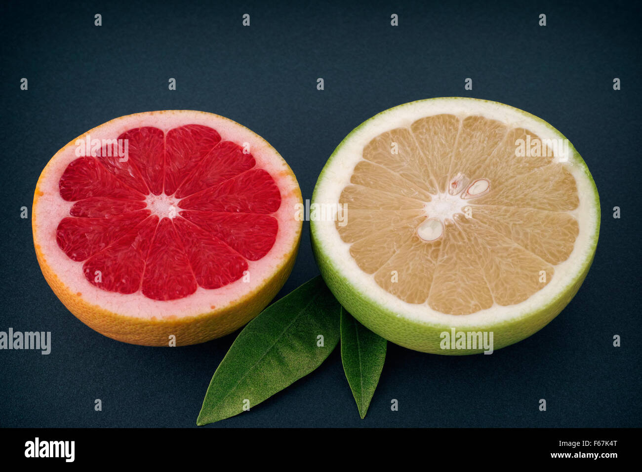 Due metà del rosso e del bianco pompelmi. Close up. Foto Stock