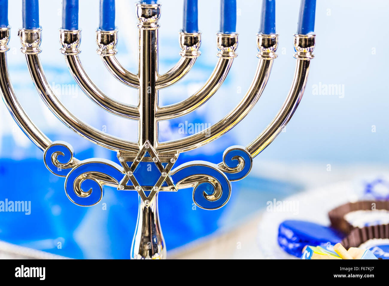 Tabella set con cocktail e cioccolatini per festeggiare Hanukkah. Foto Stock