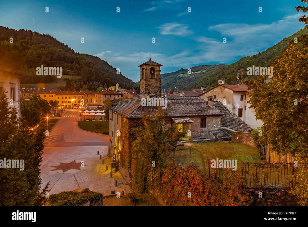 Il Palazzo dei Capitani al tramonto nel borgo medievale di borgo di montagna in Toscana caratterizzato da case con pareti di pietre derivata dal Rinascimento Foto Stock