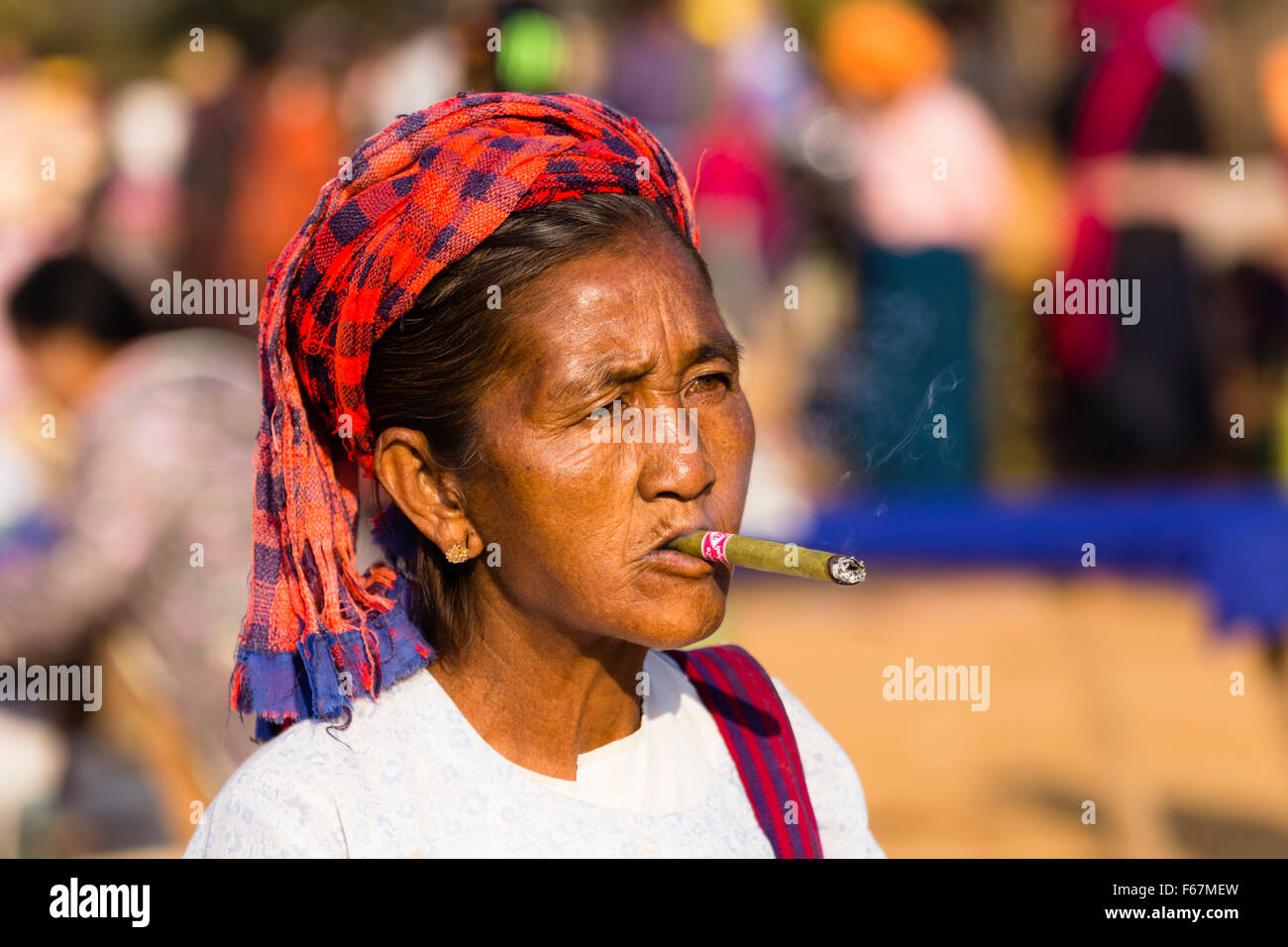 Shan donna fumatori al mercato Five-Day, anche 5 giorni di mercato rotante, Lago Inle, Myanmar Foto Stock