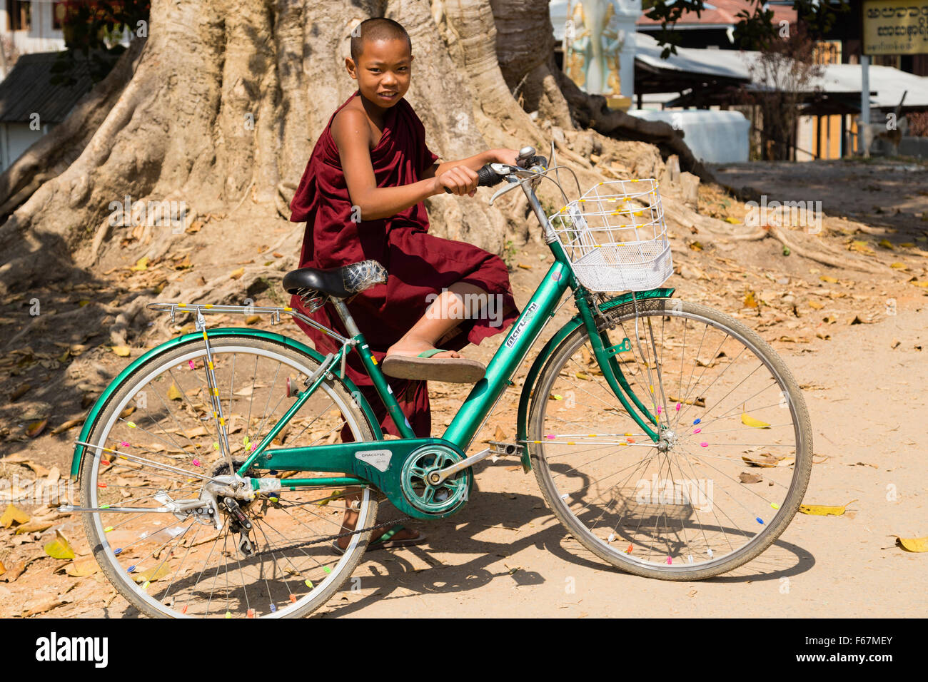 Monaco su una bicicletta presso il mercato Five-Day, anche 5 giorni di mercato rotante, Lago Inle, Myanmar Foto Stock