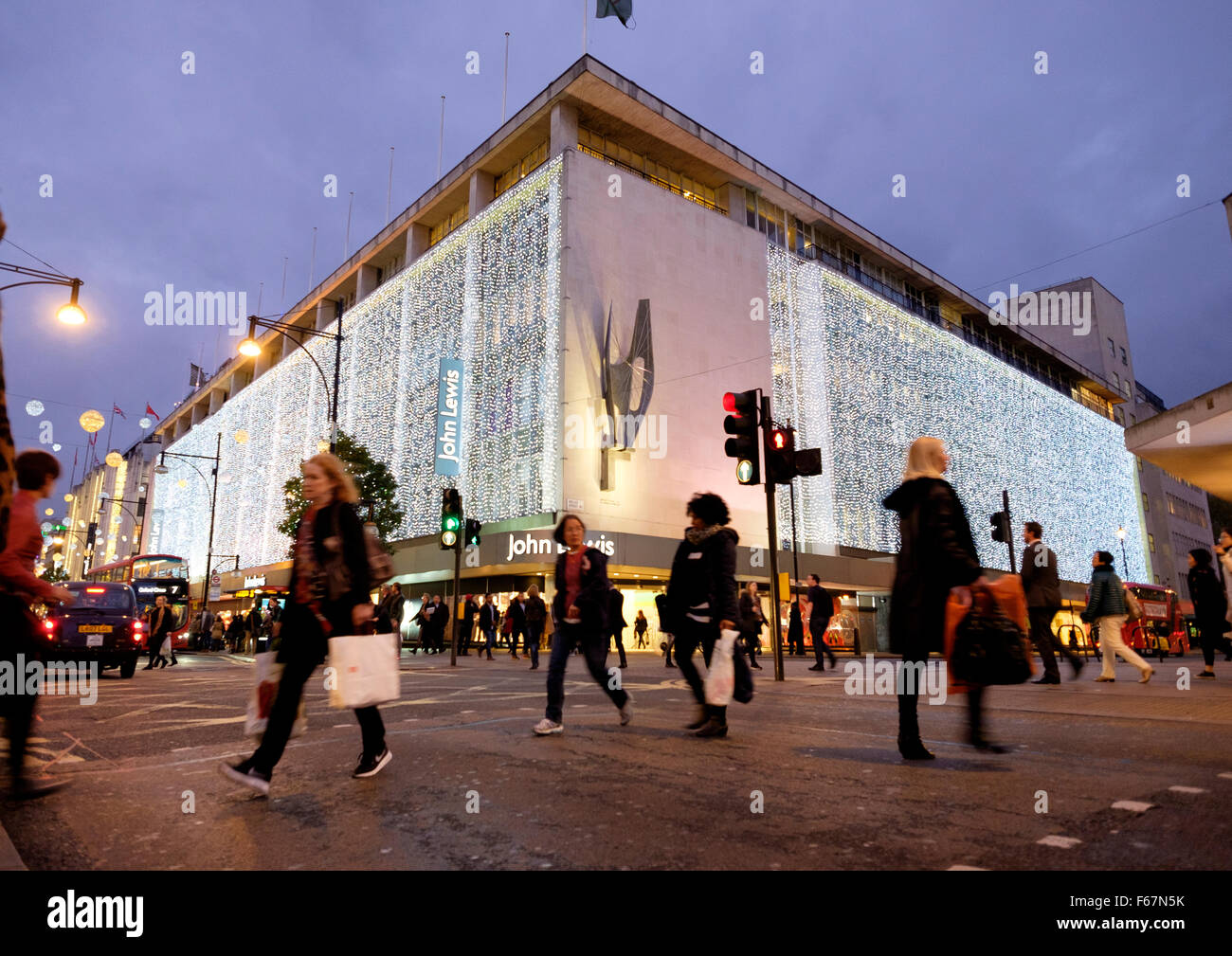 Oxford Street, Londra, 12 Novembre 2015: John Lewis Store decorato per il Natale Foto Stock