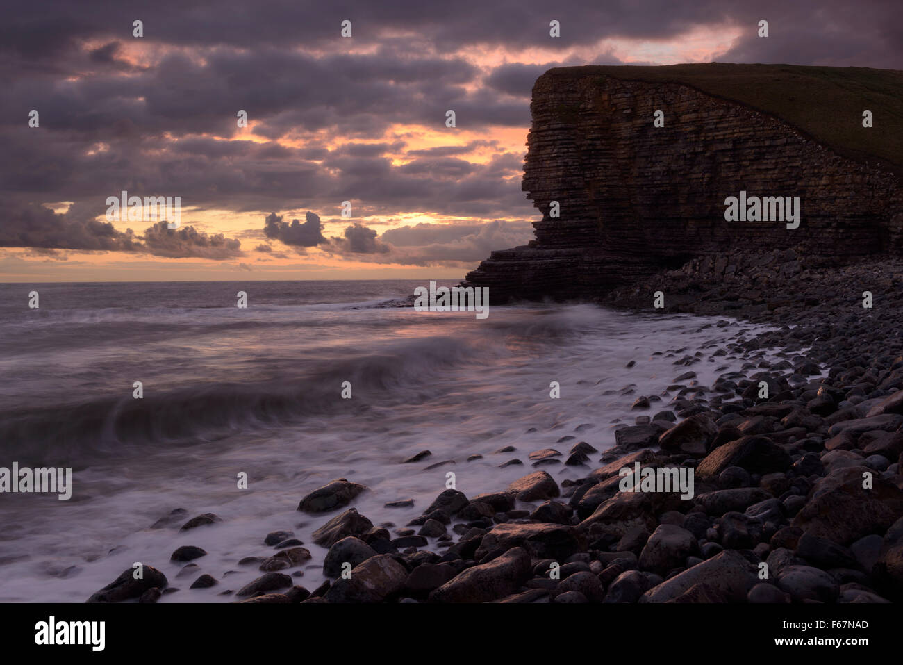 Nash punto sulla Glamorgan costa del Galles, al tramonto. Foto Stock