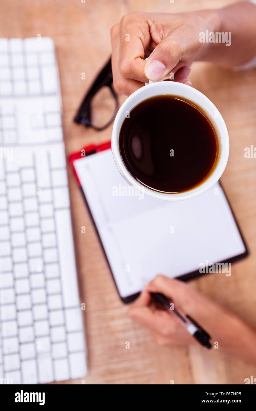 Imprenditrice azienda black coffee cup Foto Stock