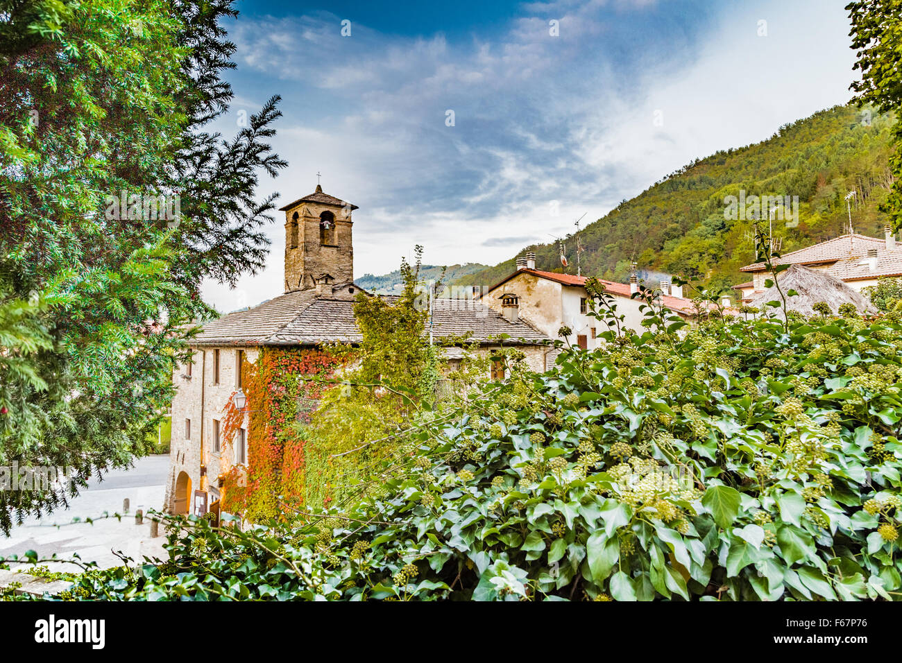 Il Palazzo dei Capitani nel borgo medievale di borgo di montagna in Toscana caratterizzato da case con pareti di pietre derivata dal Rinascimento Foto Stock