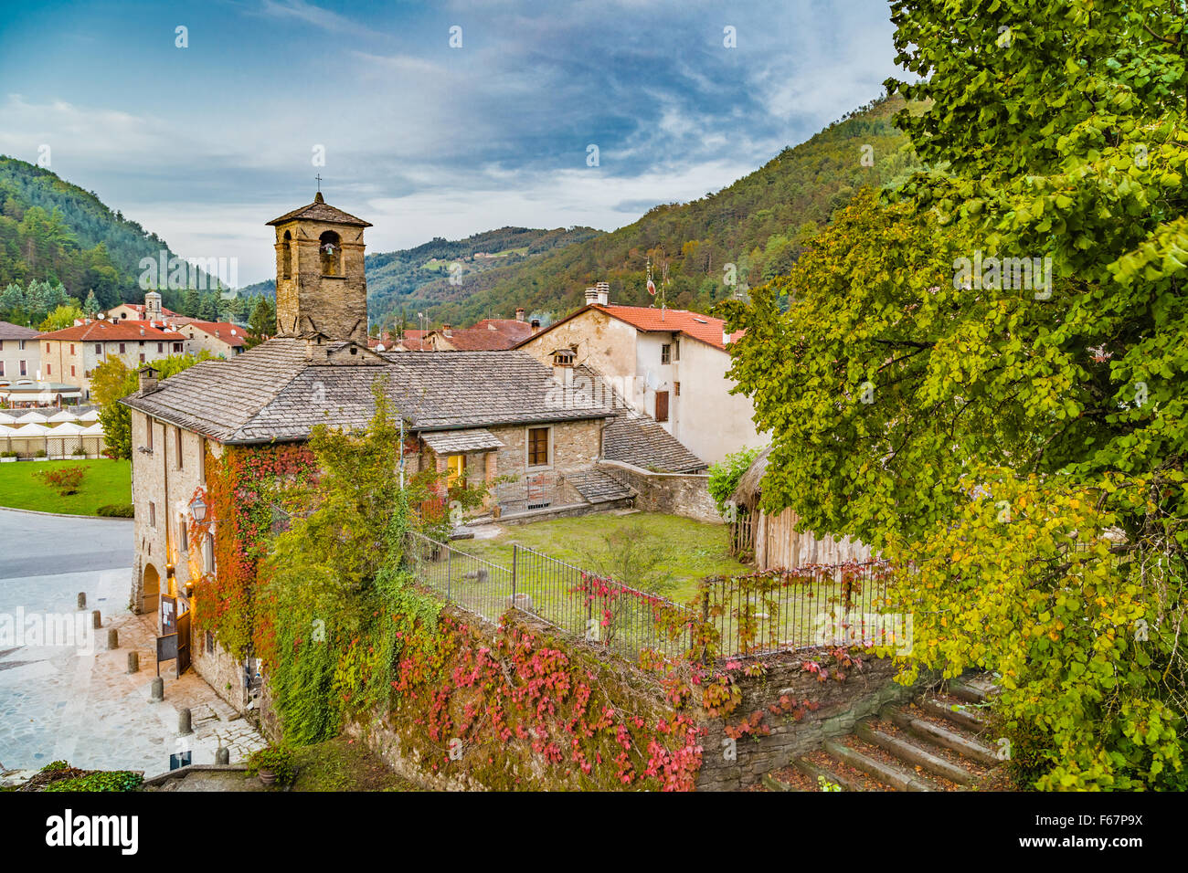 Il Palazzo dei Capitani nel borgo medievale di borgo di montagna in Toscana caratterizzato da case con pareti di pietre derivata dal Rinascimento Foto Stock