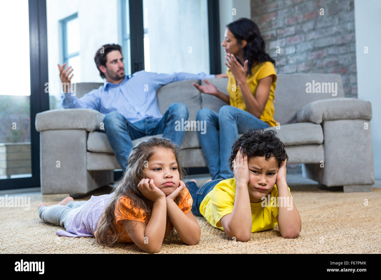 I bambini la posa sul tappeto in salotto Foto Stock