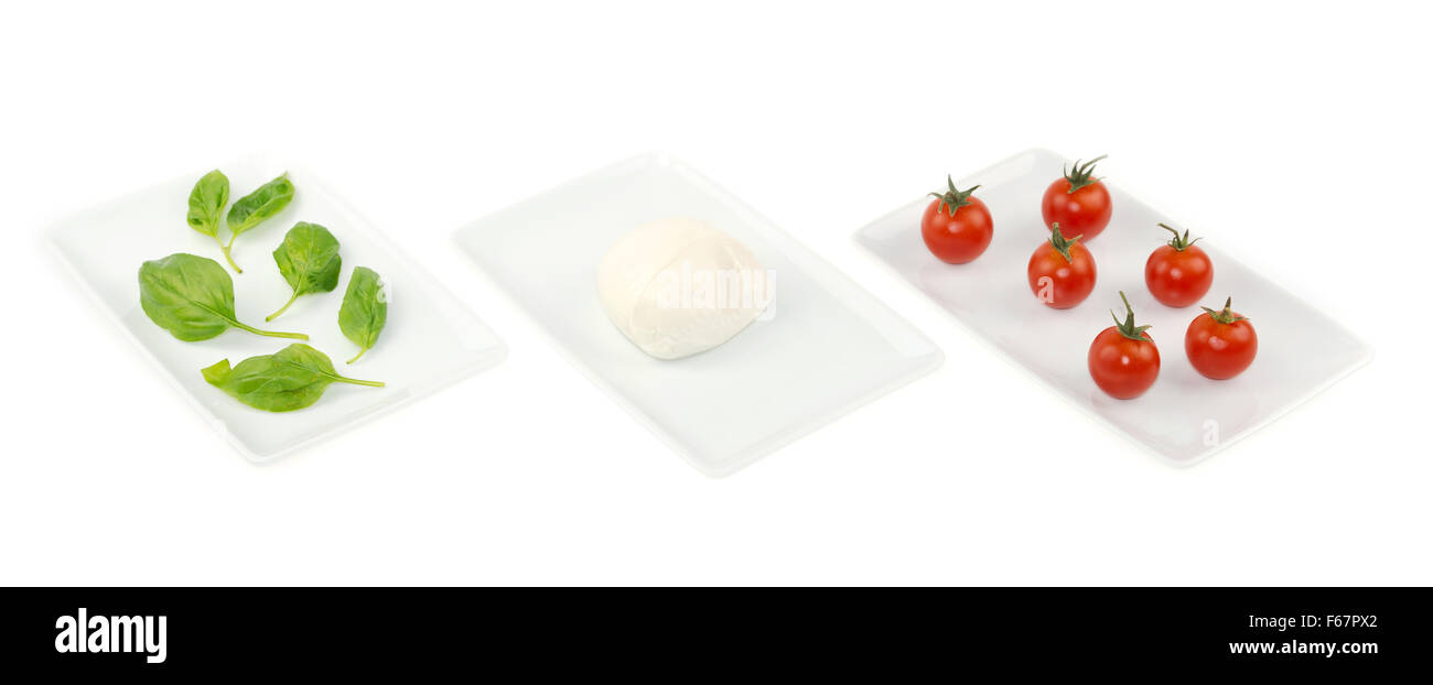 Il cibo italiano Verde Bianco Rosso bandiera italiana, basilico pomodoro mozzarella piatti rettangolare isolato su sfondo bianco Foto Stock