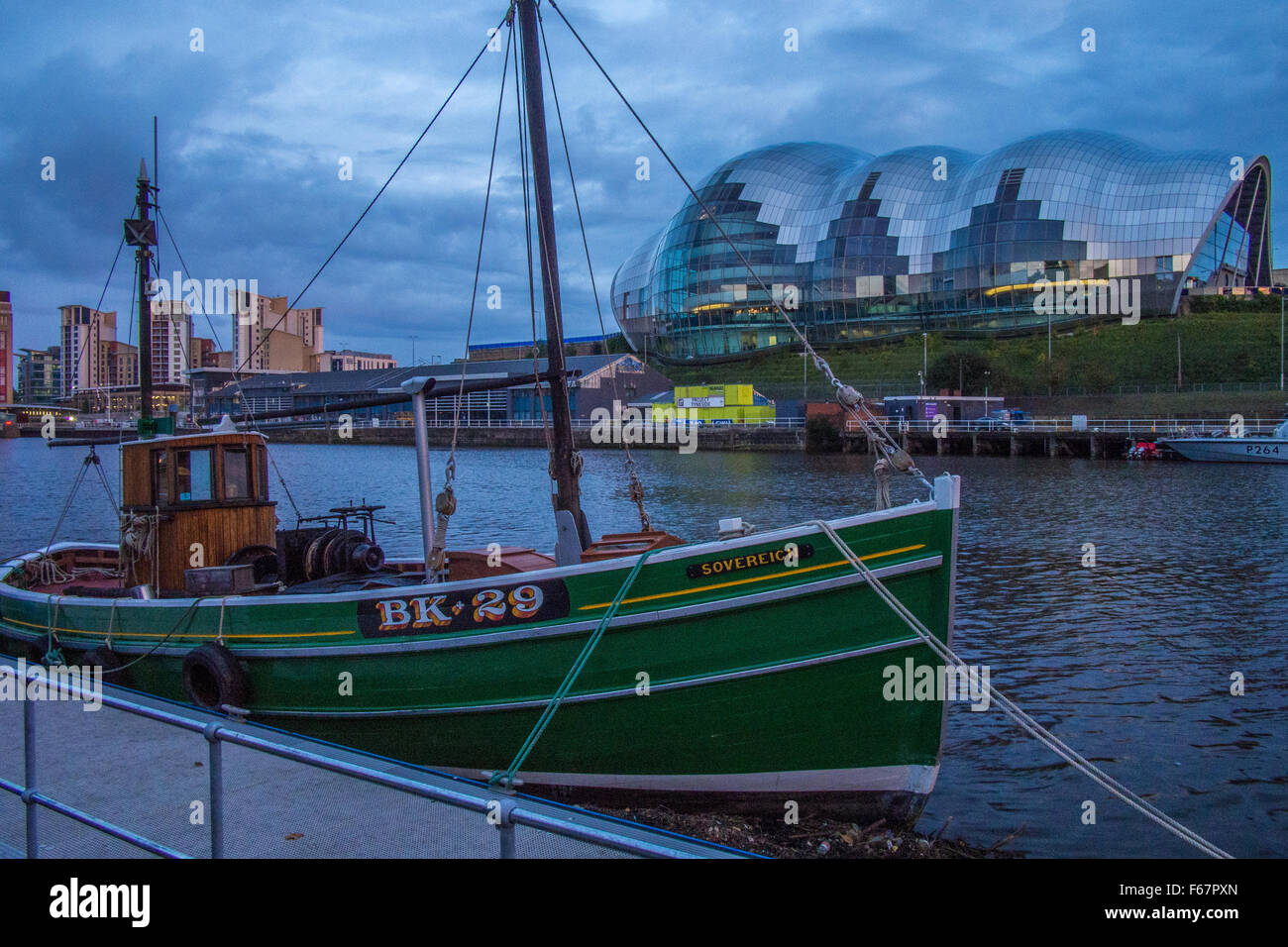 Il Quayside a Newcastle Upon Tyne con la salvia Concert Hall in background, Tyne and Wear, Inghilterra. Foto Stock